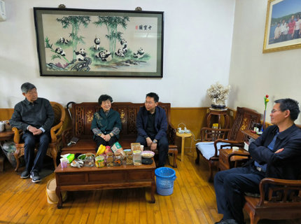 徐磊看望慰問公司退休老領導老同志